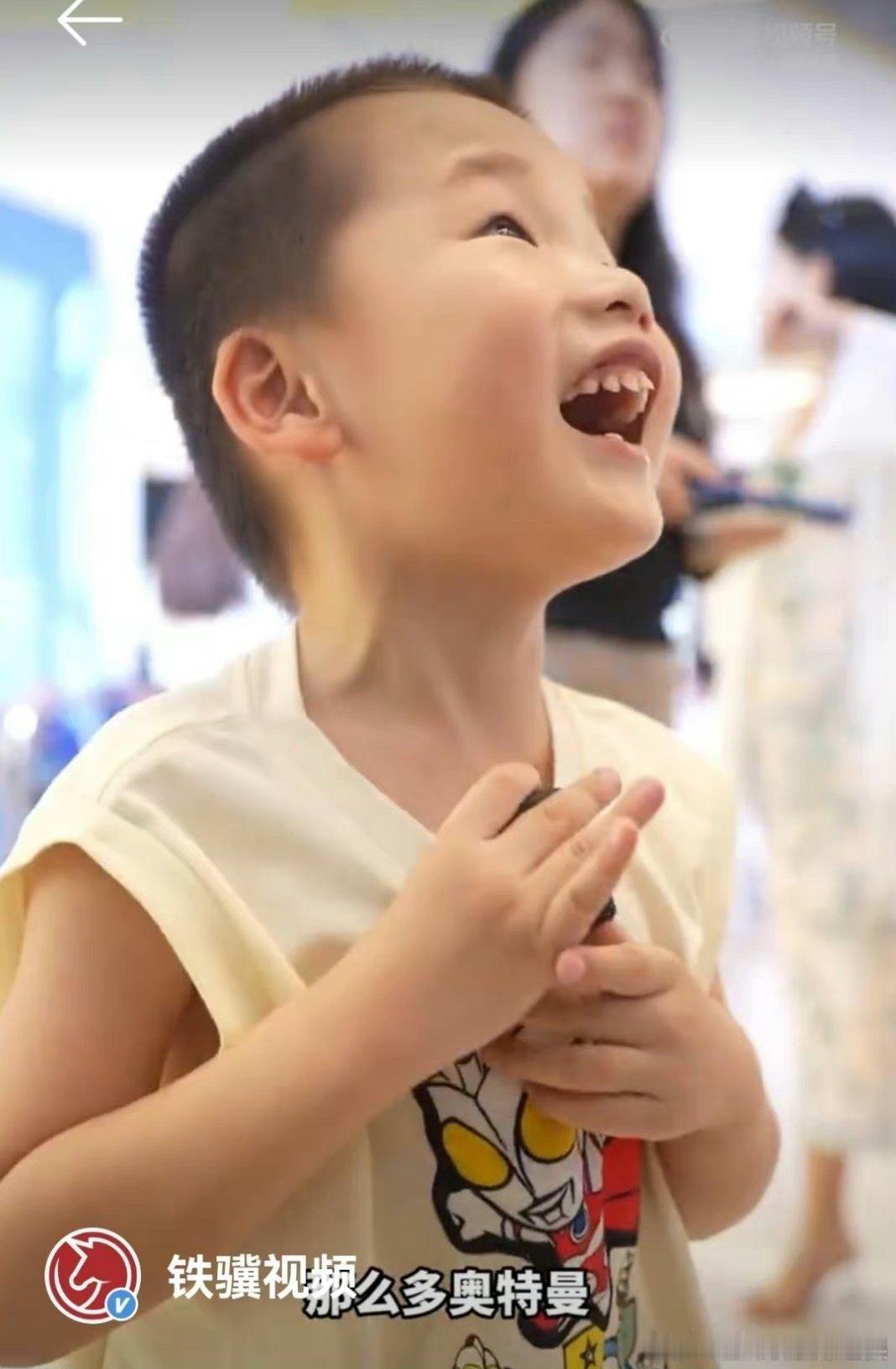 #哪个男人能拒绝5米高奥特曼# 奥特曼的魅力看来是不分年龄的，小孩哥这报菜名似的