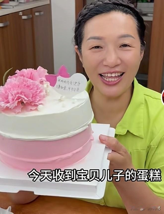 太幸福啦！浩南不在，妈妈许健华照样能过个开开心心的生日，因为她还有三个能干的女儿