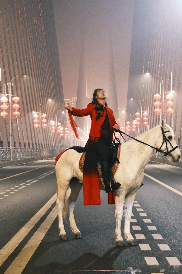 此沙央视春晚怼脸镜头 谁能拒绝骑着白马的此沙？在宜宾分会场的《立上游》里，他不仅