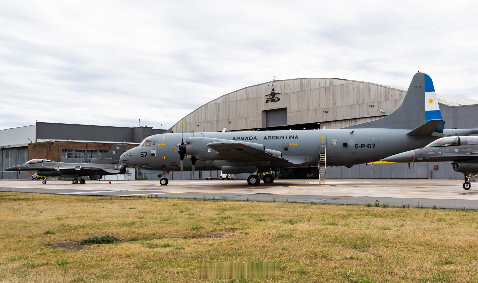 阿根廷海军的P-3C“猎户座”海上巡逻机，两侧是两架阿根廷空军的F-16战斗机。