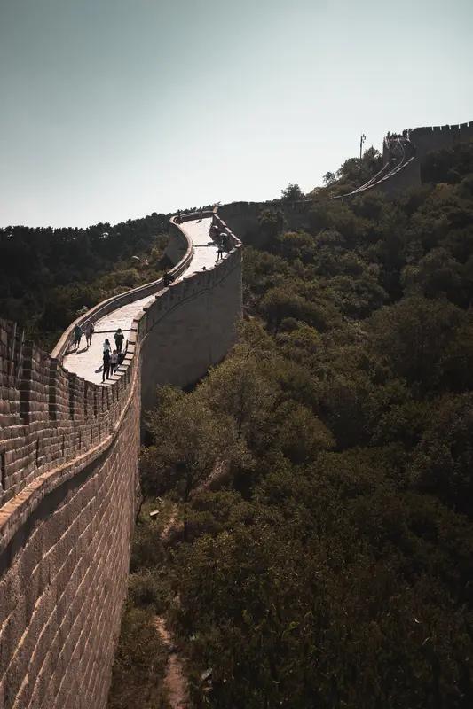 19岁女生长城诵诗意义非凡。19岁大四女生陈欣妍跨越1700公里从湖南到北京，登