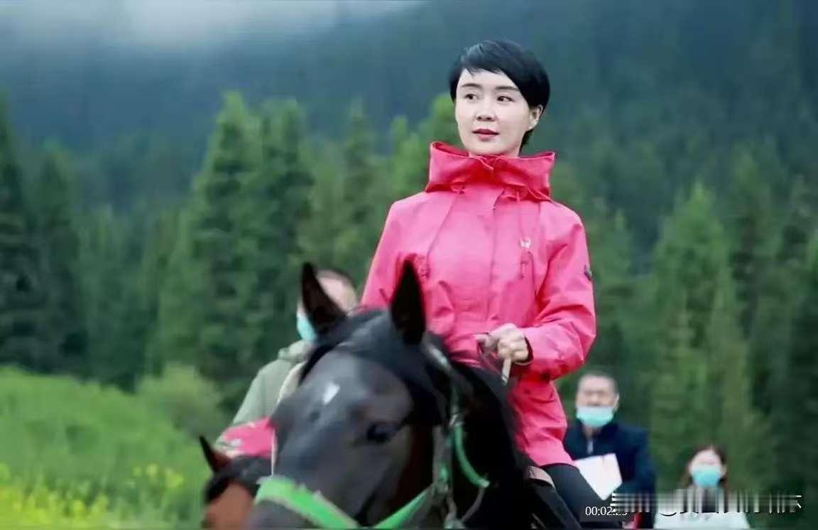 山坡羊·悼贺娇龙
娇龙惊陨，
音容成烬，
助农公益心倾尽。
马驰奔，业功深。
雪