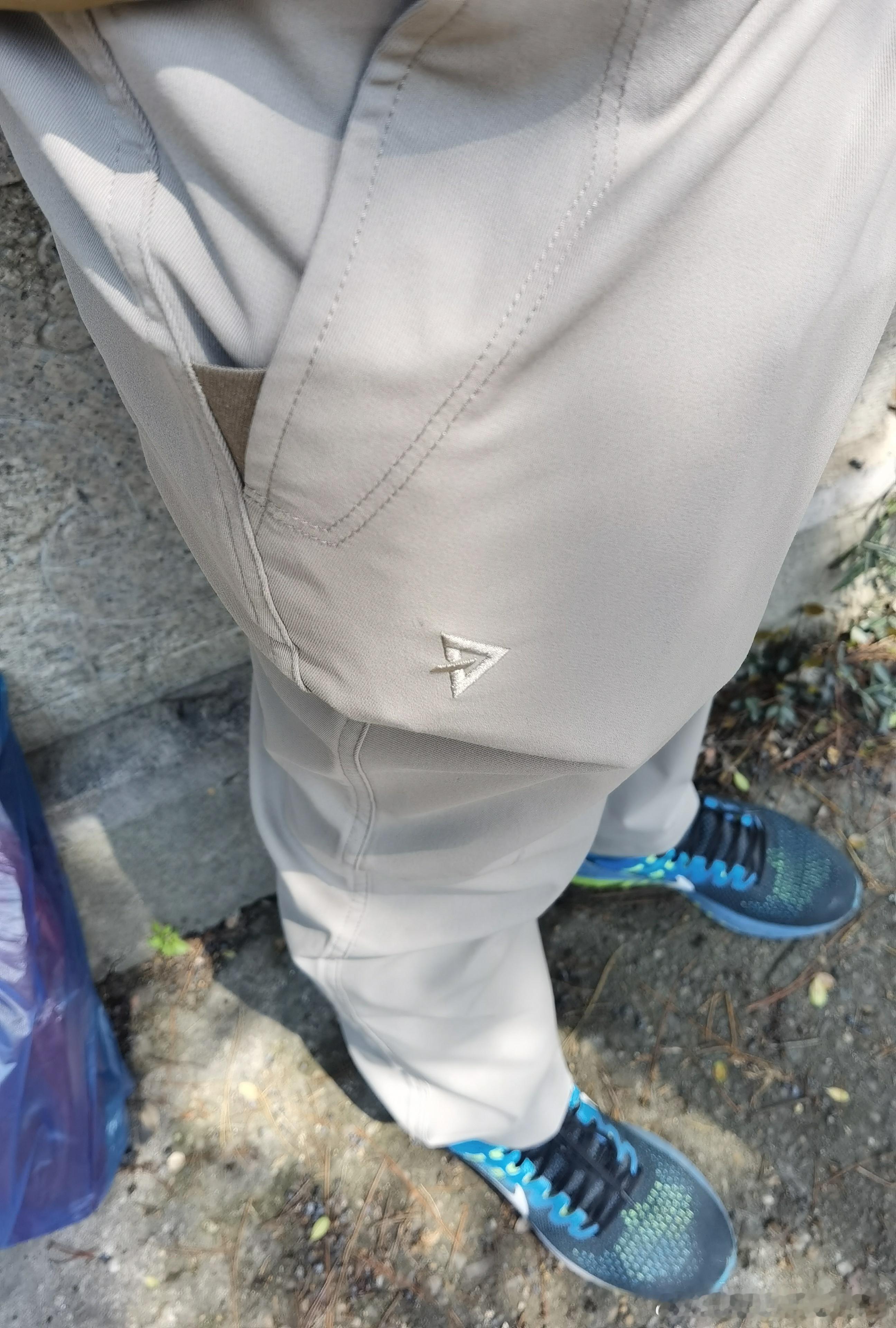 龙牙这个裤子恨不错，相当喜欢。双层口袋设计很实用，钱包手机钥匙耳机，都能放下，三