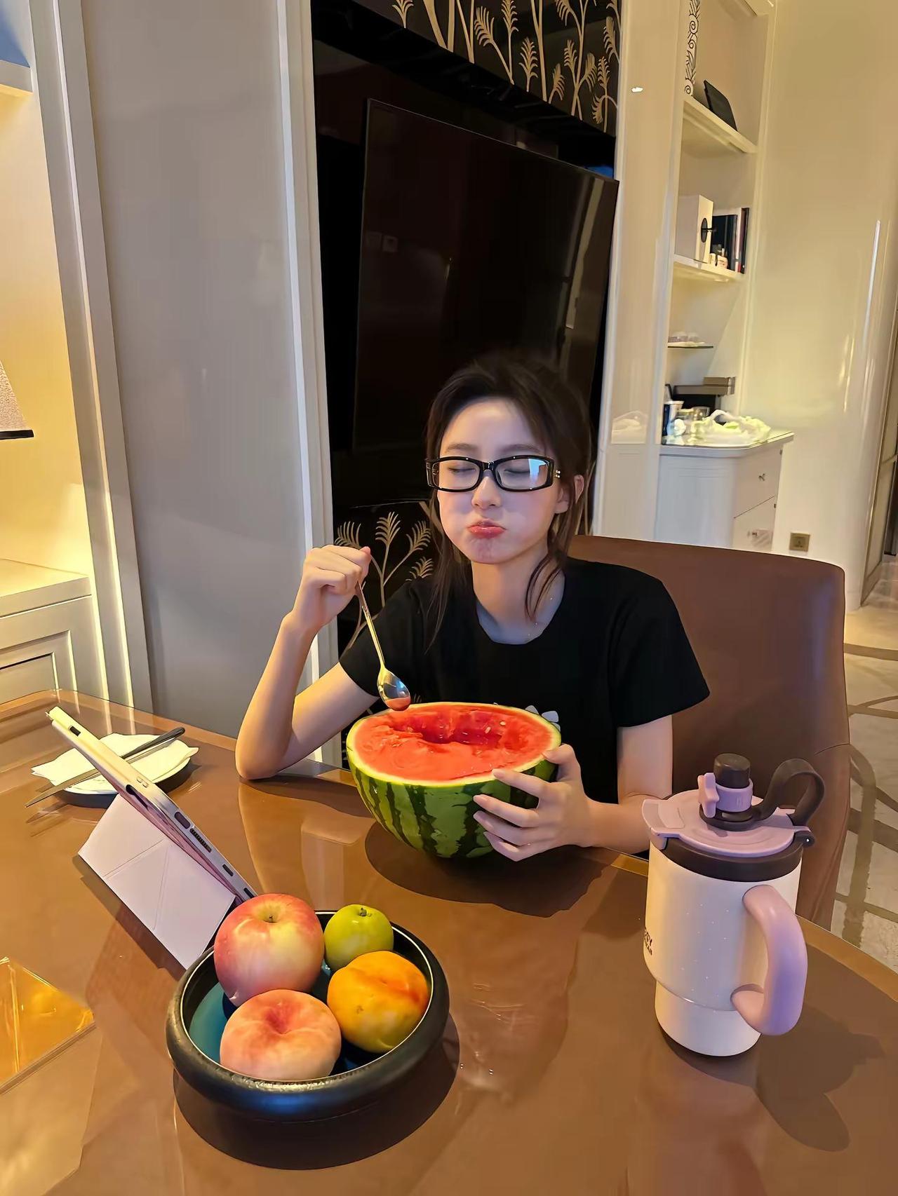 哭包小姐 展信佳 我依然坚信人生而独行。