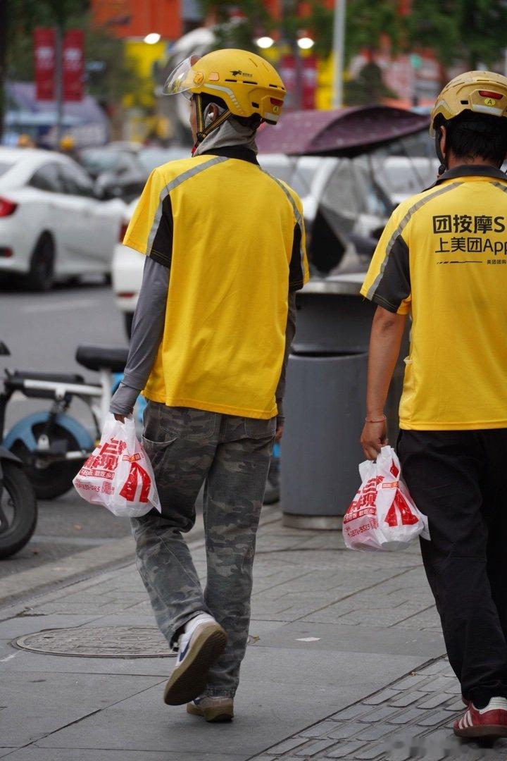 晚高峰将至，风尘仆仆的外卖小哥 