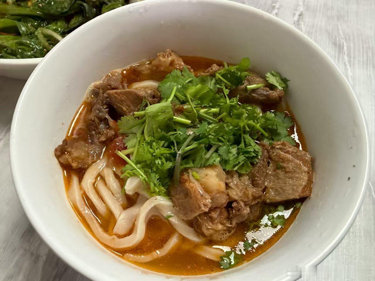昨天炖的牛肉，自制红烧牛肉面，多放点肉