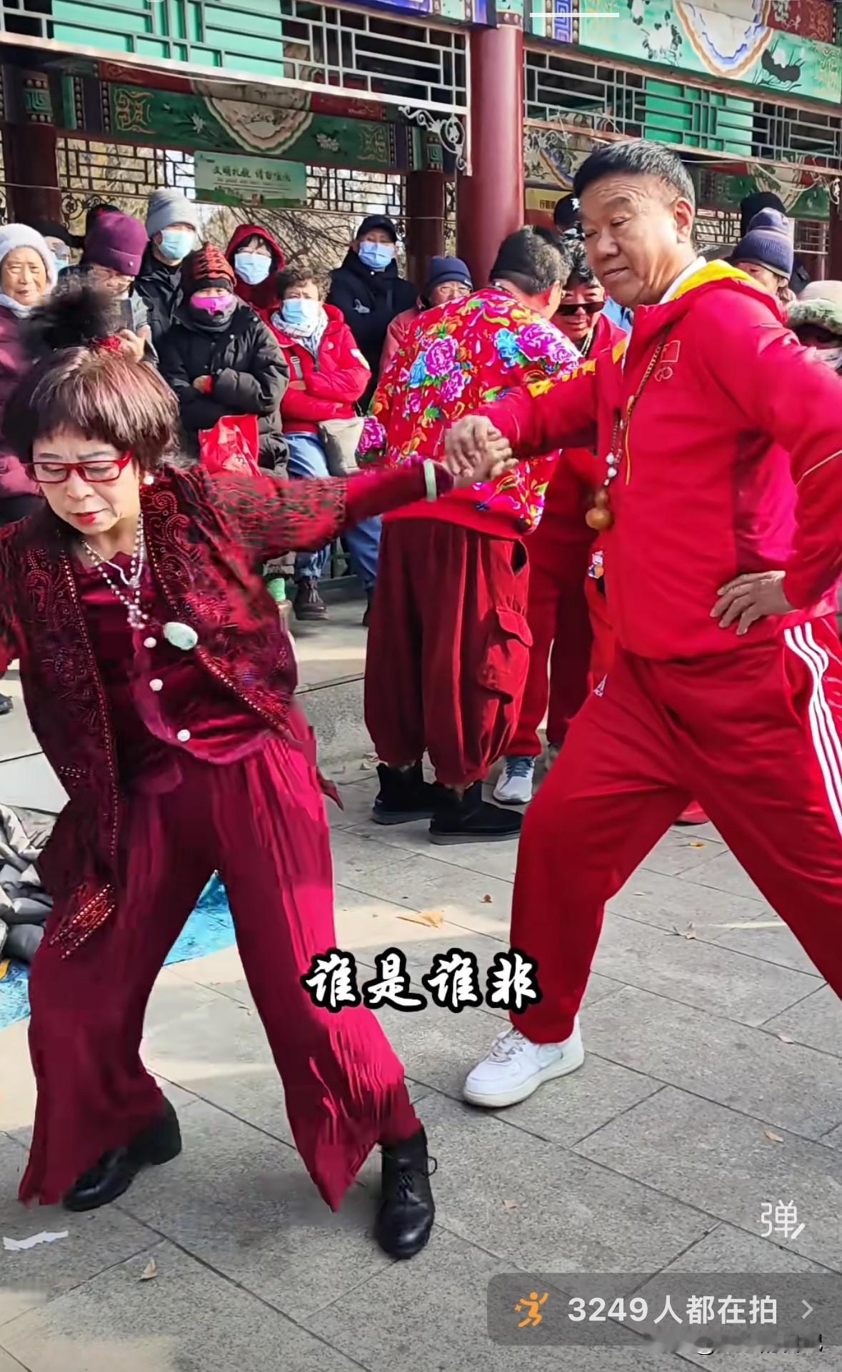 花姐的难受舞比之前的贴贴表情舞好多了，尽管动作难看，没有章法，就是乱晃，起码不至