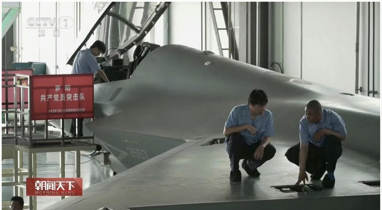 歼-35A空军型的座舱显示控制系统，采用的是超宽的一体化大屏幕，全触摸操作。而歼