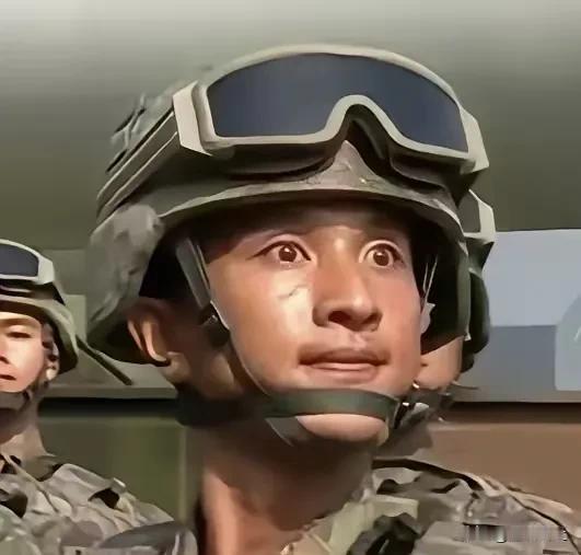 这是军人特有的眼神！
炯炯如炬，里边融入了自信和杀气！
摄影师捕捉到了这精彩瞬间