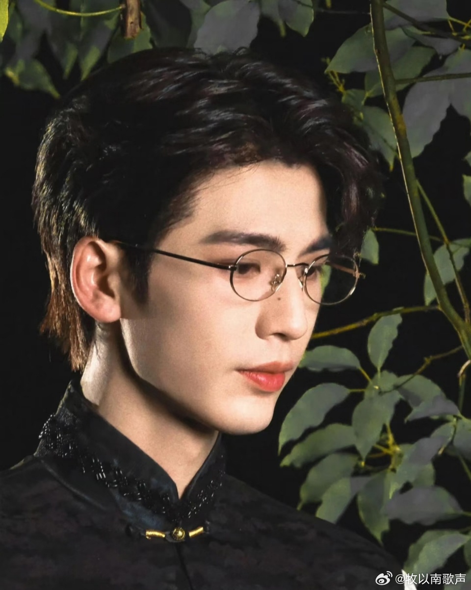 张凌赫唱爱如火7月23日北京《这一秒过火》追剧团游戏环节，张凌赫现场开唱《爱如火