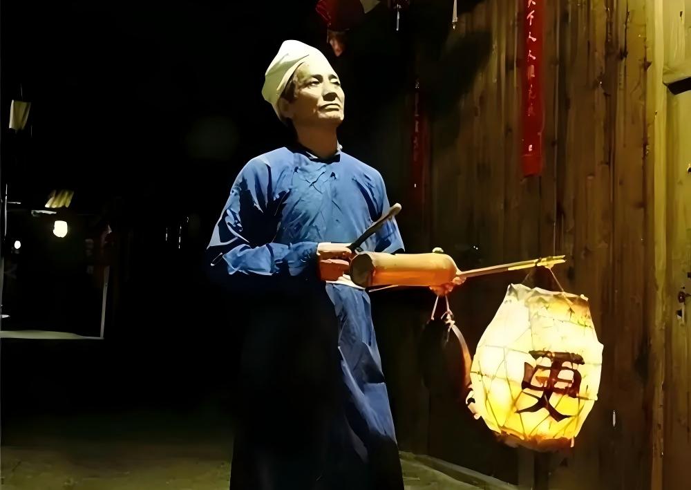 半夜想喝点啤酒下楼去买，可这事要搁在宋朝以前那是要挨揍的。

唐朝有个叫曹芬的京