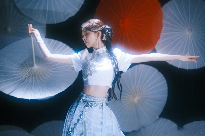 陈瑶戏腔 歌美人美浪姐历练收获满满实力，今晚戏腔段落爆发力绝了，眉眼自带古韵，颜