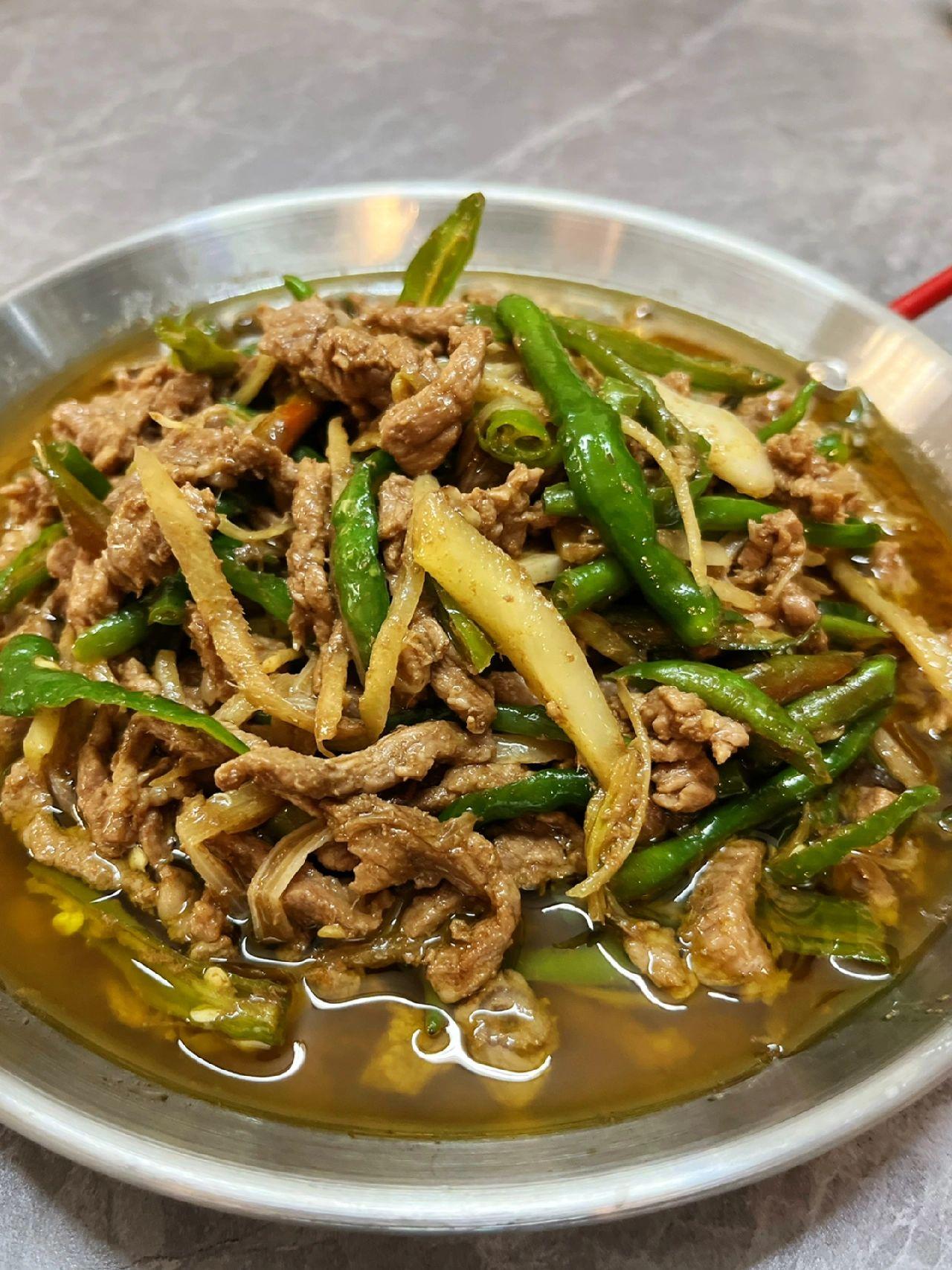 辣，很辣很下饭…..谁懂
尖椒牛肉丝也太好吃了！
看我买的辣椒，是从农民那买的秋