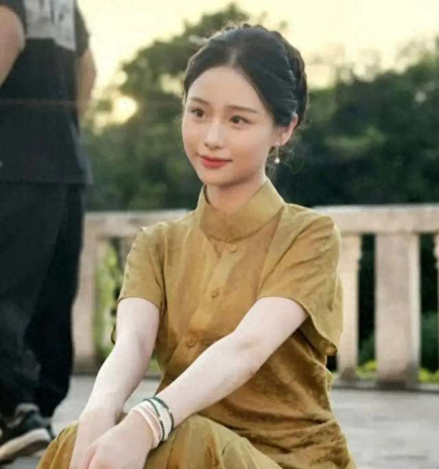 长见识了，王晓慧发新动态，才知她的日常走路的步法竟然是宫廷步
