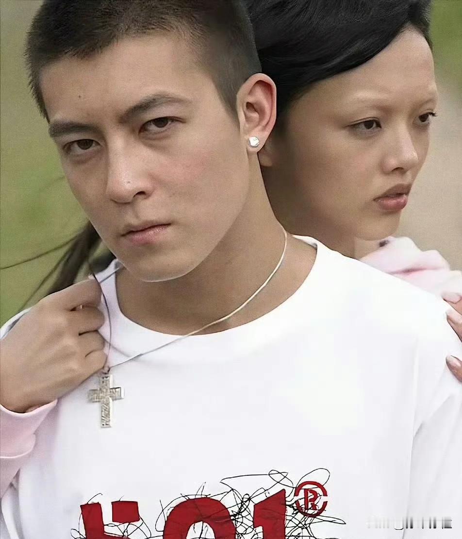 老照片欣赏：2004年的陈冠希！神情冷峻，气质酷飒，那副拽劲儿十足的模样，“少女