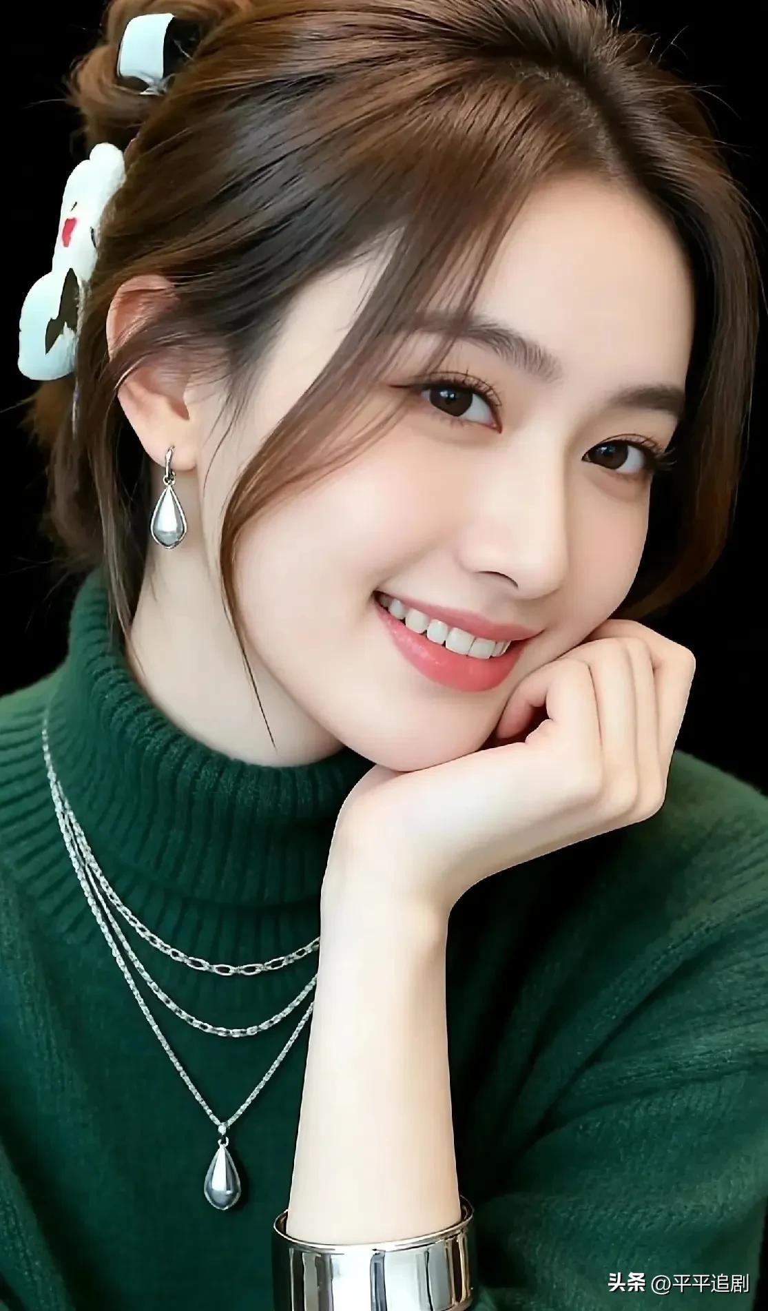 深绿毛衣裹着温柔，银饰在颈间轻闪，连笑意都带着冬日里的清冽与暖意。