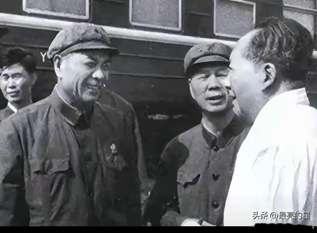 这是19 67年，毛主席视察大江南北时，专列停车休息，与陪同的代总长杨成武、空军