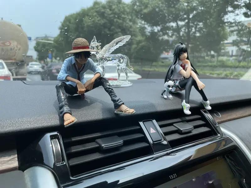 《海贼王》里角色众多，我最喜欢路飞。他可是作品的主角，人气一直居高不下。路飞乐观