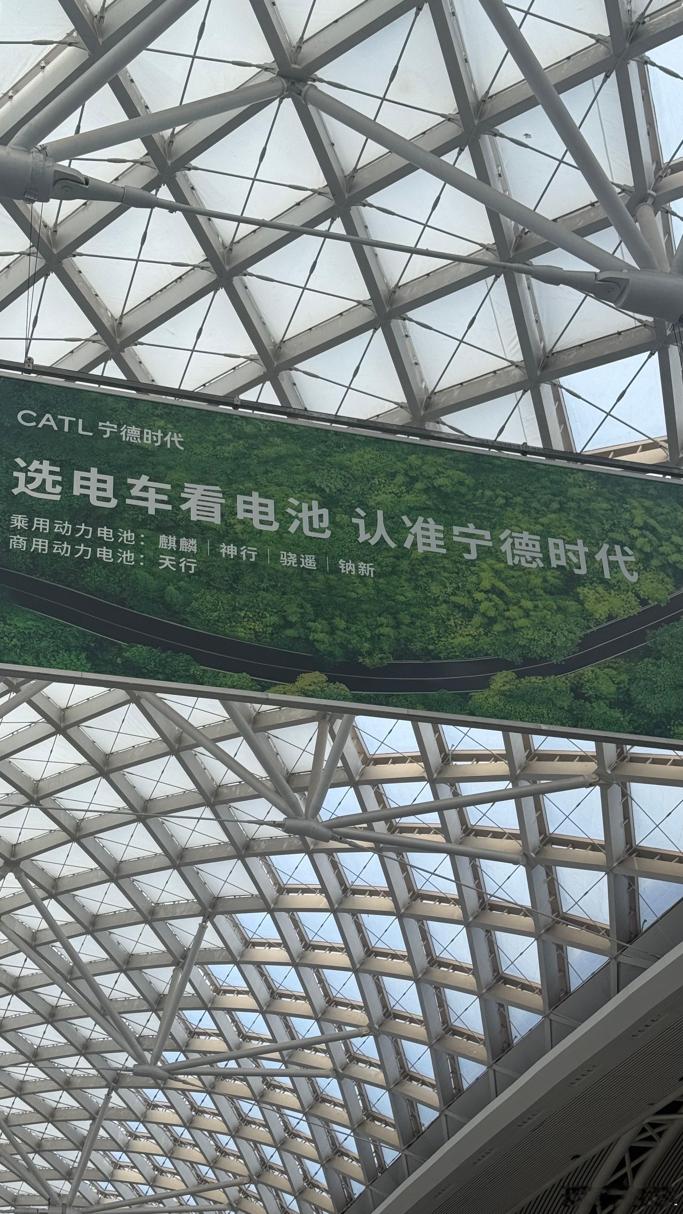 在车站等车偶然抬头，立马就被这广告牌吸引了。以前总觉得电池是很幕后的东西，现在走