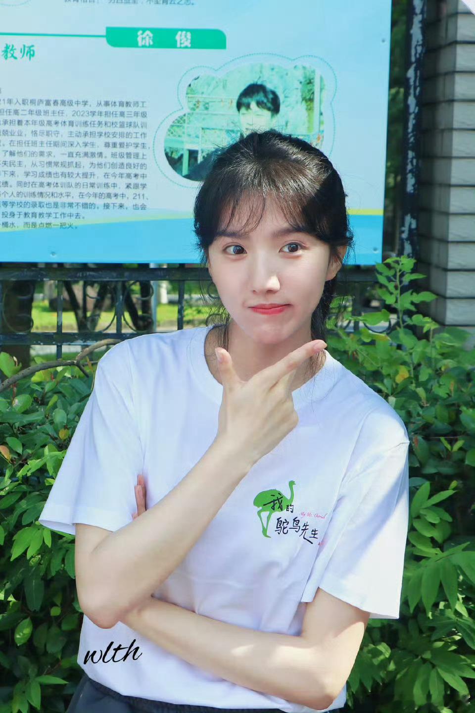 元气甜妹适配度100%，光是想想她在校园里蹦蹦跳跳的样子就可爱了，完全是校园女神