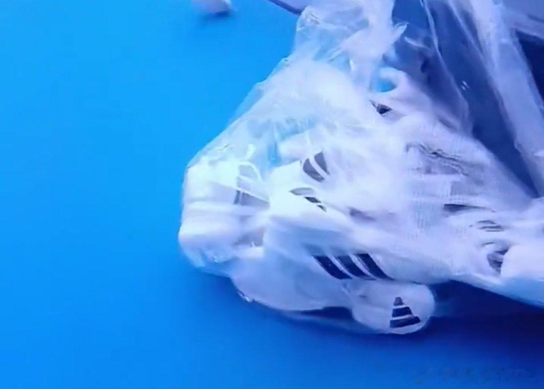 霍达尔今天在辛辛那提对阵塔比洛的比赛中准备了一整袋鞋子😭😭😭😭😭😭?