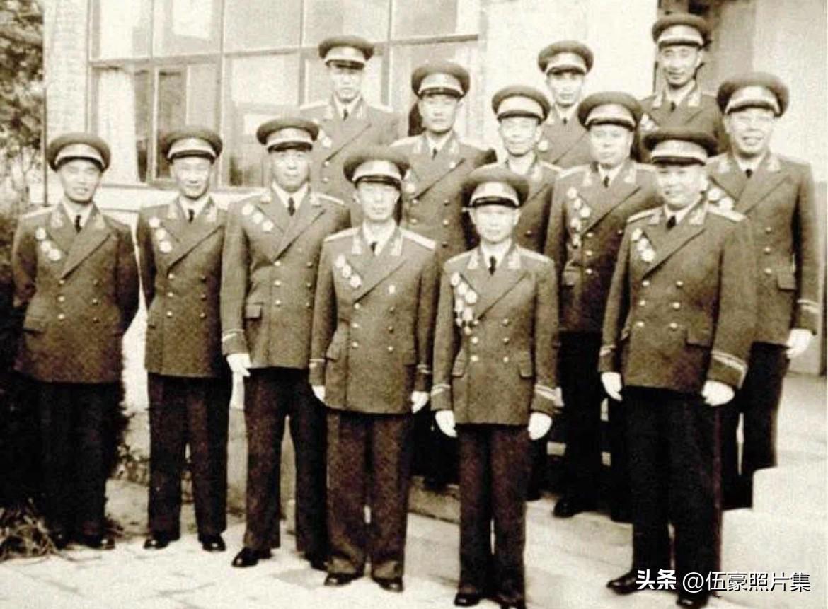 1959年，国庆10周年将军合唱团部分成员的合影，前排左起：孔石泉中将、袁渊少将