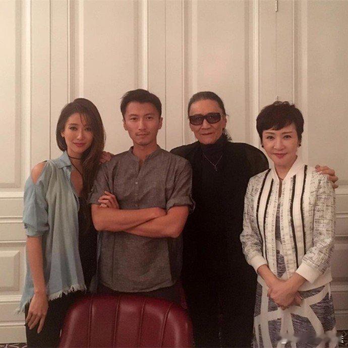 谢霆锋妹妹举办迎婴派对谢婷婷公布二胎性别 恭喜！42岁谢婷婷通过蓝色气球和标签?