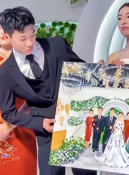 3月26日，河北邯郸，一对新人结婚，在婚礼现场的合影环节时，新娘突然喊着说等一下