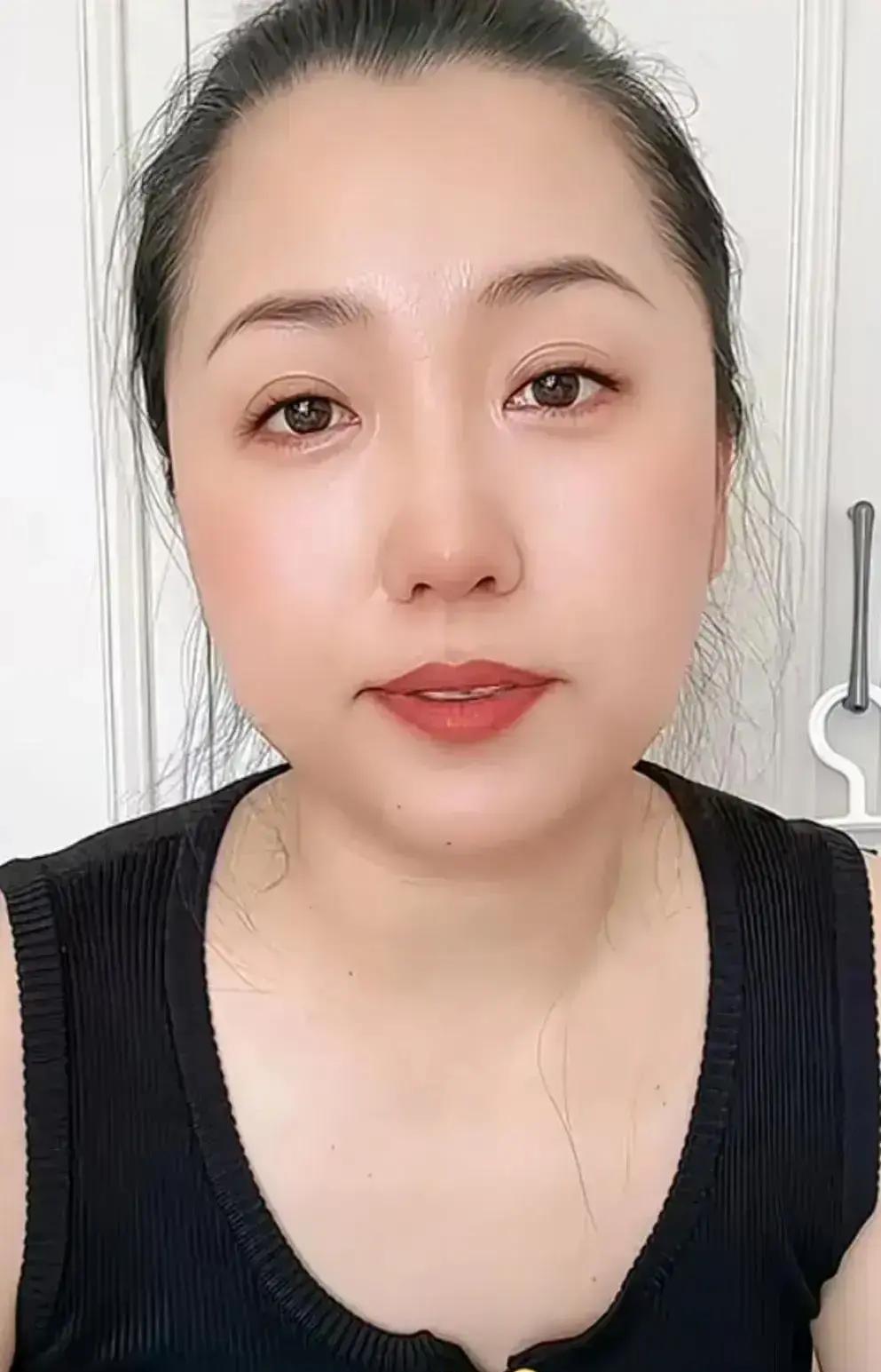 钥匙。
攥在手里。
直播镜头前，双姨的手刚缩回去，嘴上飘着“咱啥也没干”。
一收