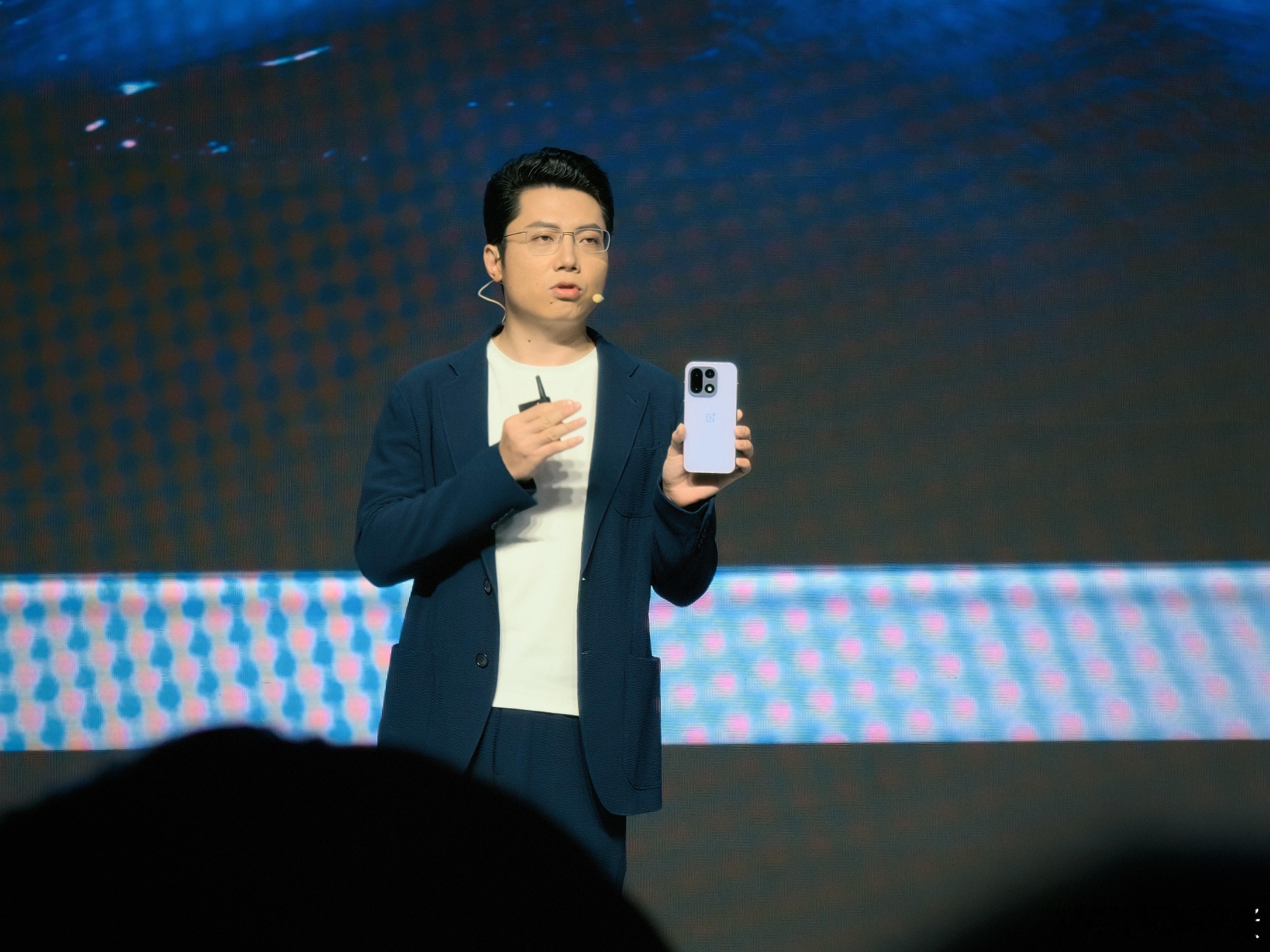 一加 15 首发搭载第三代东方屏，Louis 又拿出来一个紫色的一加 15 新配