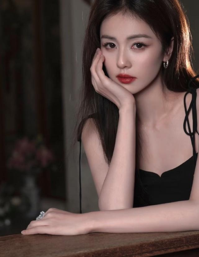 白鹿要转型
目前还有几部古偶存货，不过她不想拍偶像剧了，下部戏在谈现代剧，94年