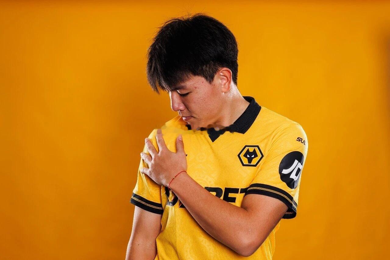 ▼ 徐彬明日英伦首秀，将代表狼队U21首发出战伊普斯维奇U2121岁的U23国足