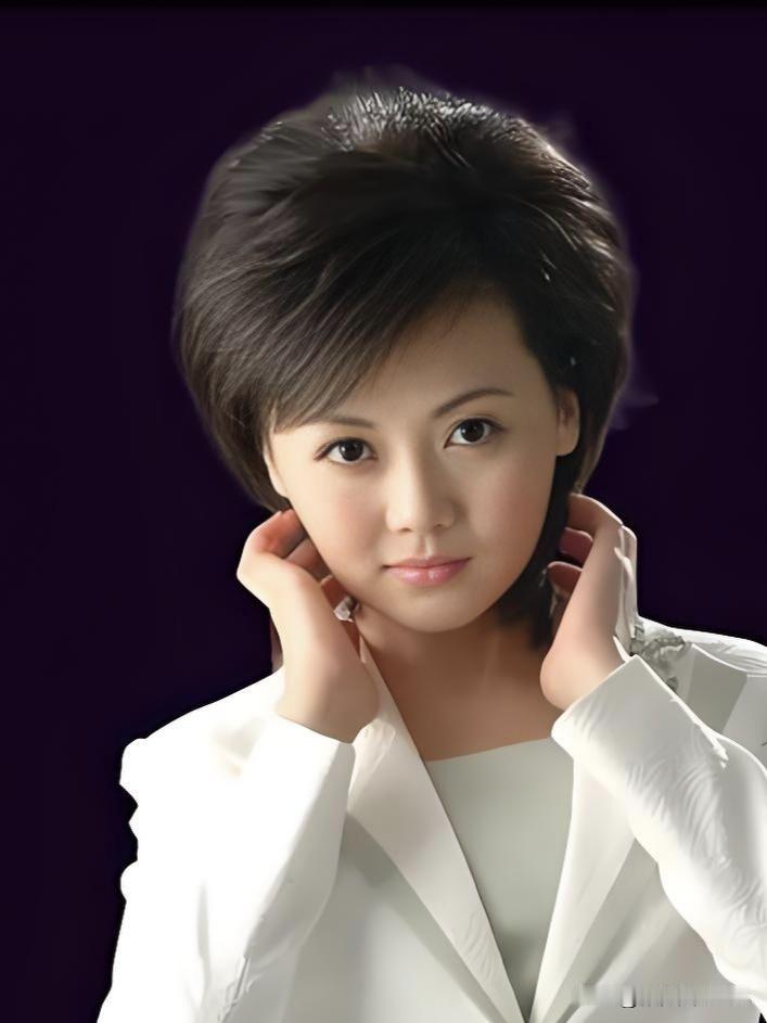 她以亲和笑容化解严肃议题，用八年深耕诠释热爱。柴璐，让两岸故事在知性播报中温暖传