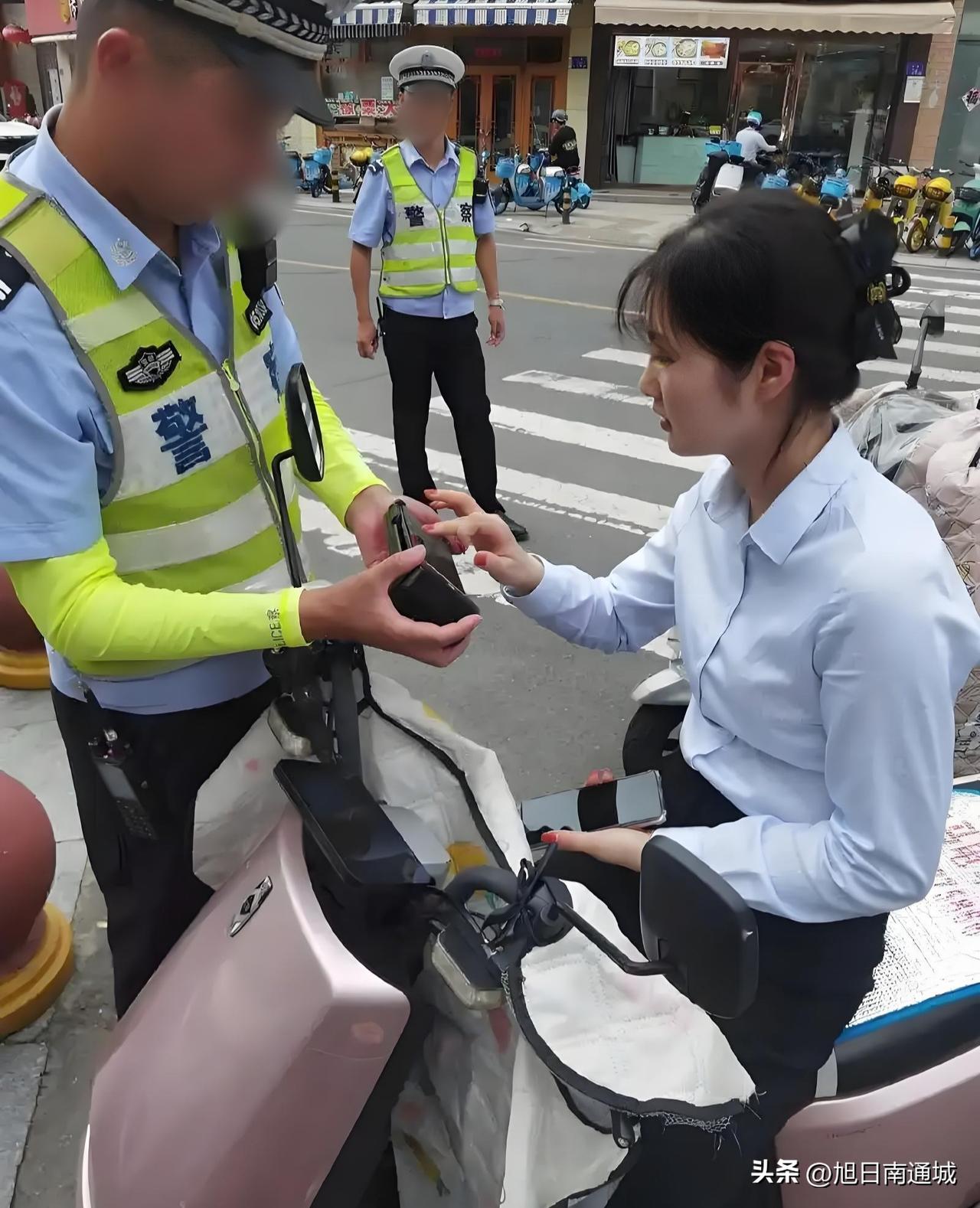 南通和平桥，查电瓶车不戴头盔，周末也不休息！

今天是周日，睡了个懒觉，9点多的