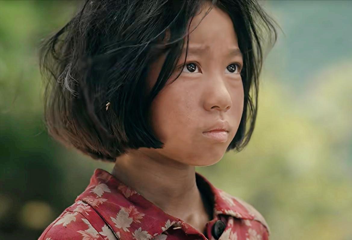 《主角》忆秦娥一开始就是个放羊娃，被舅舅拽进剧团，连站都站不稳。她不想当主角，甚