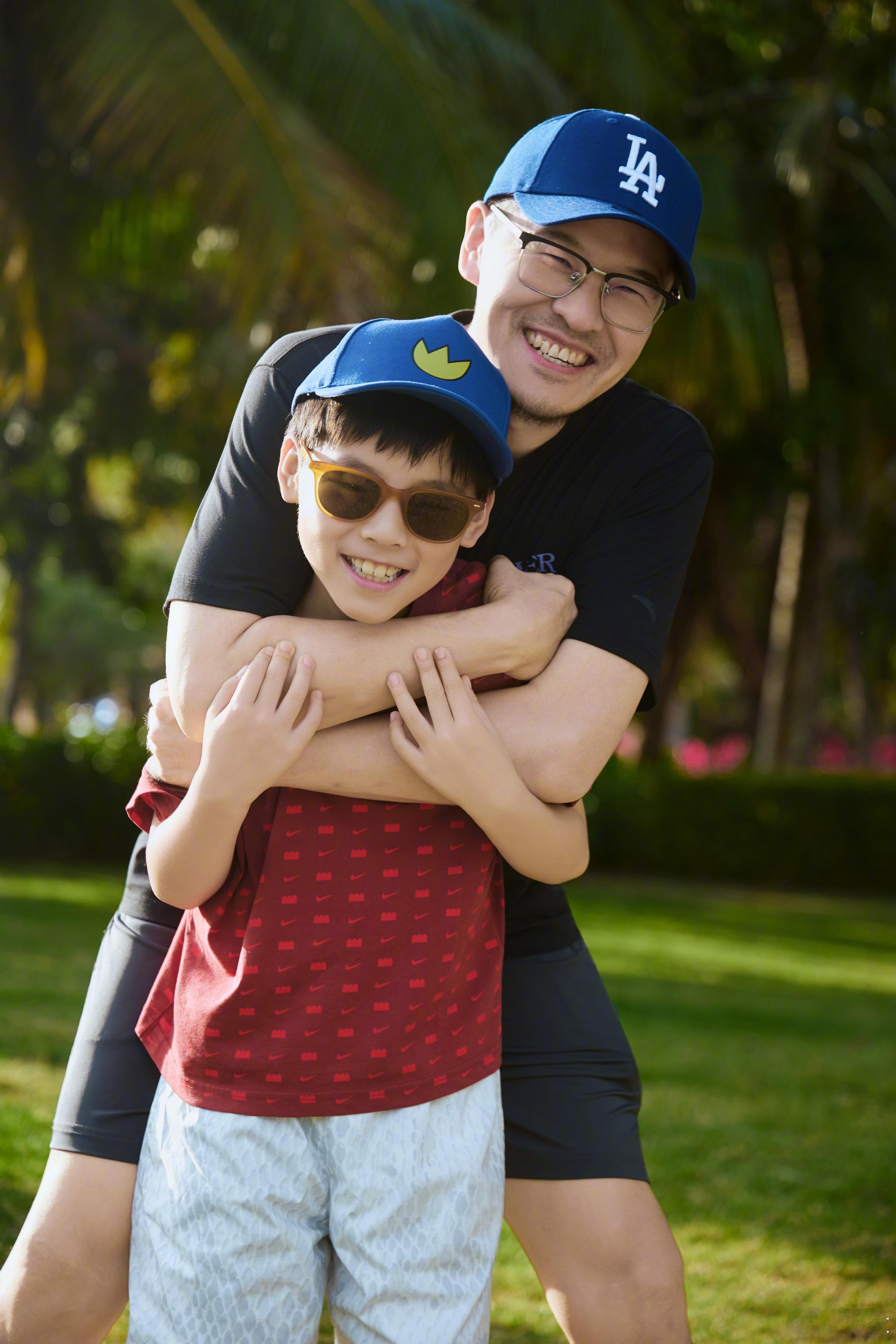 给同志们拜年了，新年快乐，马跃龙腾。昨天晚上在澳门巴黎人的铁塔底下（图5），正开