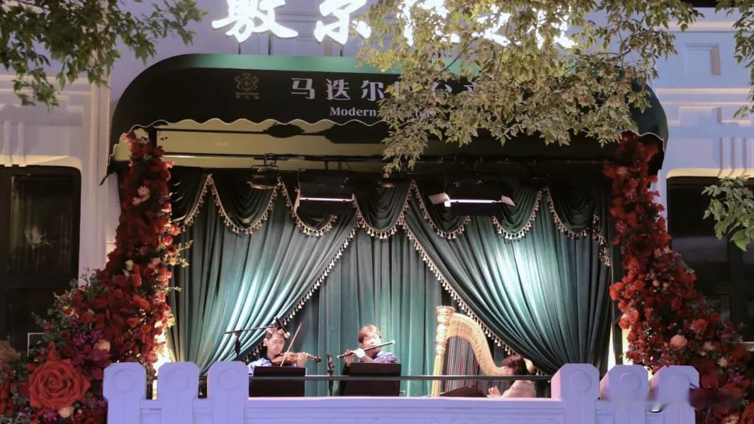 哈尔滨市民和来游玩的朋友们注意啦！中央大街马迭尔阳台音乐会火热开启，冰城又迎来精
