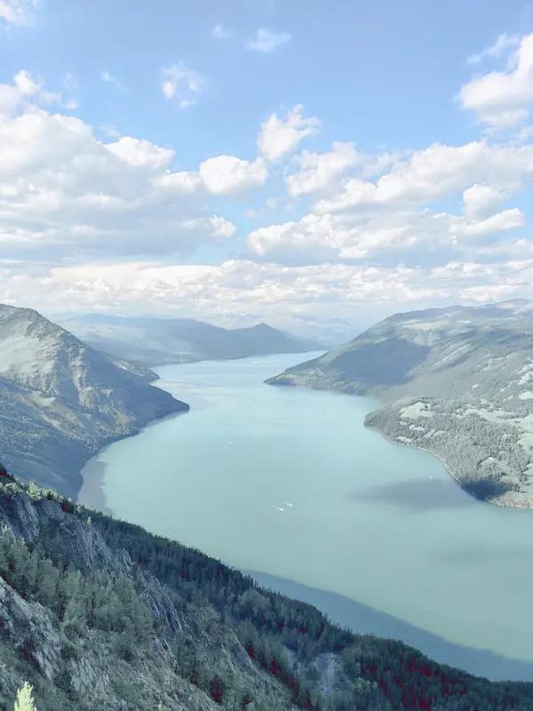 我最喜欢的5个新疆景点，首推喀纳斯景区。这里是北疆风光天花板，喀纳斯湖湖水会随季