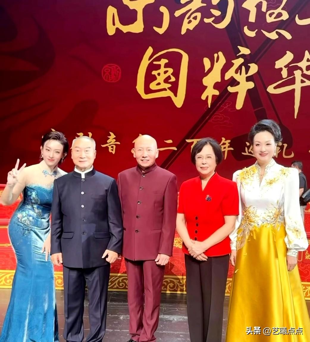 看到侯宇身着一袭湛蓝长裙，站在京剧前辈面前，那模样活像个乖巧的小迷妹。侯宇在京剧