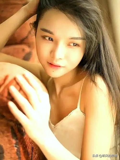 小事里藏着大人品。

饭局散了，有人拍屁股就走，有人默默收拾桌子；看鞋子，有人鞋