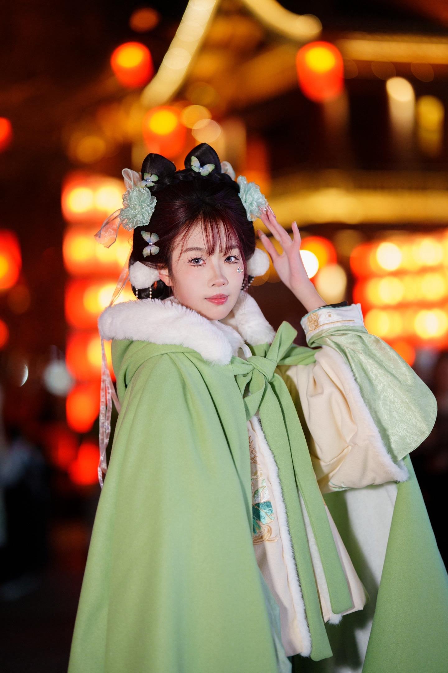 一盏小灯拍出氛围感唯美古风。相机a7m4 镜头85.18  补光灯：慢门