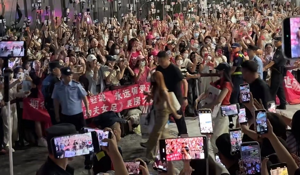 还有功夫女足应援呢 