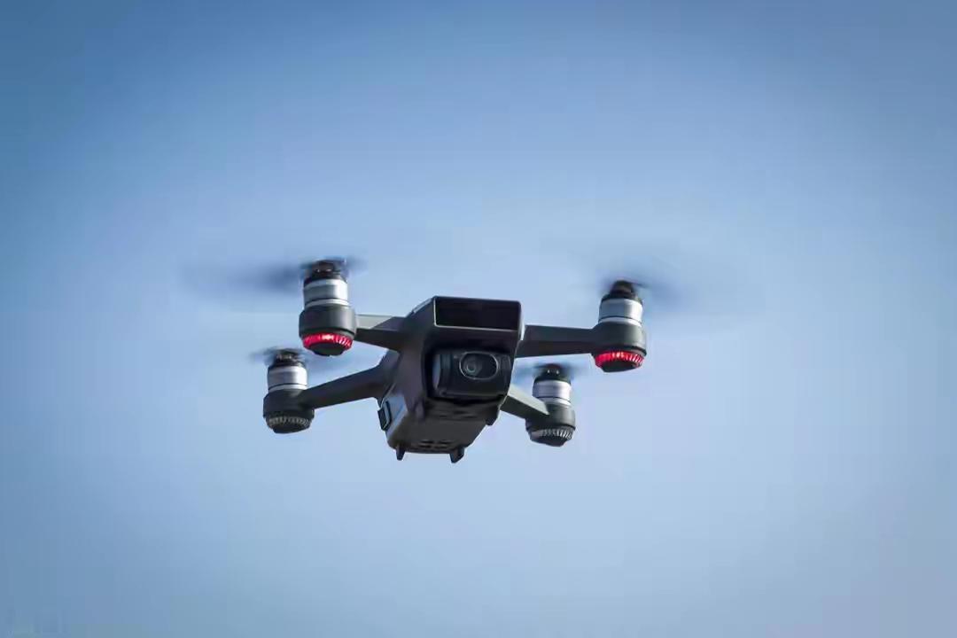 大疆这次是真忍不了了。美国那边刚把禁令拍桌上，大疆反手就是一纸诉状甩回去：你说是