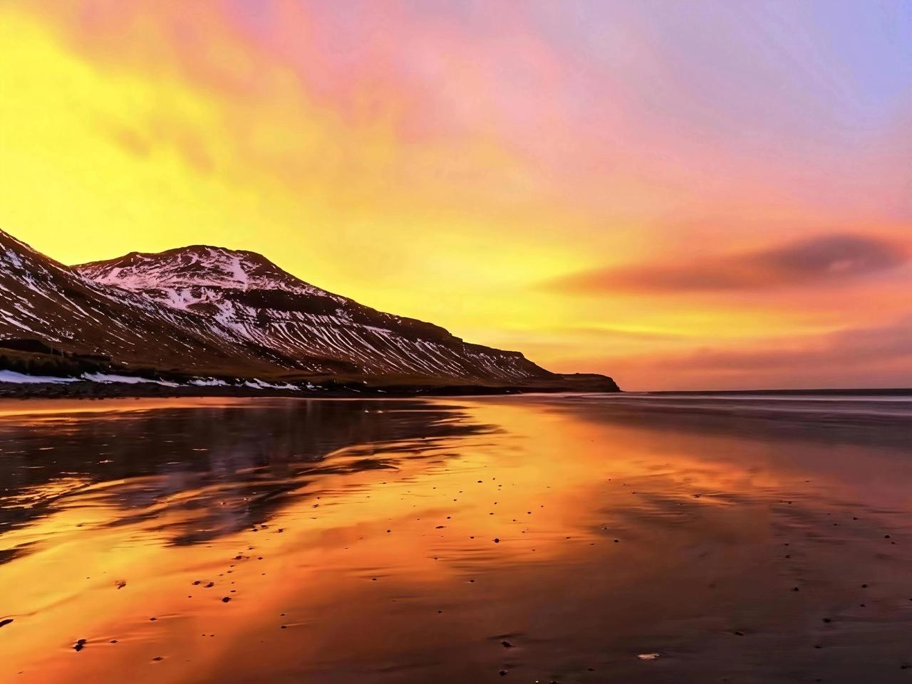 夕阳西下，海面被染成一片金黄，那是大自然最绚烂的画作。
想拍出绝美落日海景照，技