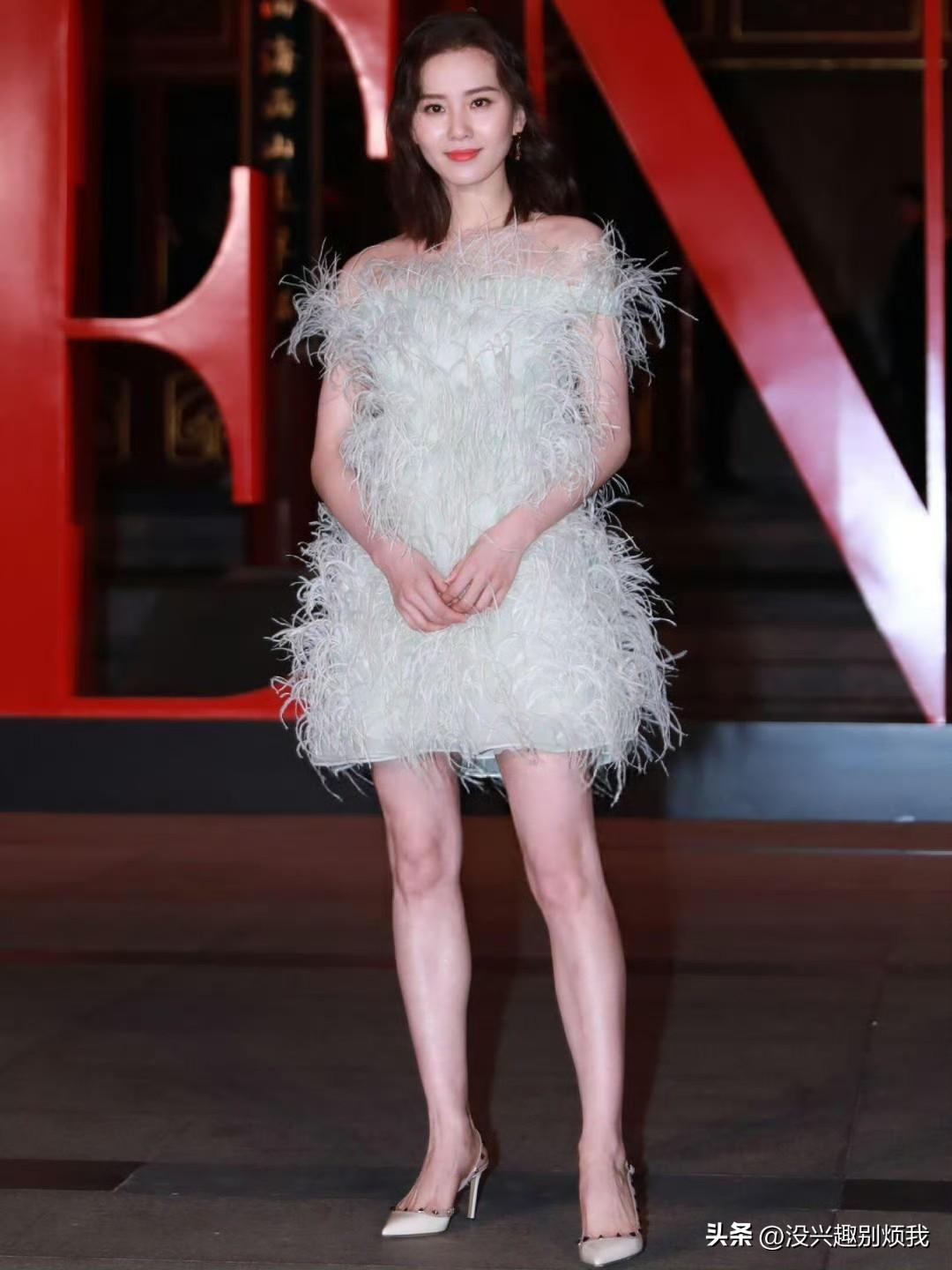 刘诗诗看秀生图，淡绿色羽毛短裙仙气十足