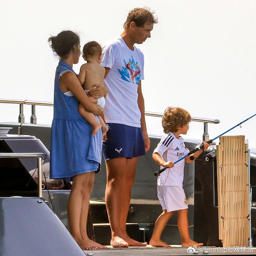纳达尔与妻儿享受夏日时光👨👩👦👦🚤🏖️