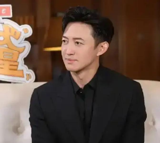 签证官撕掉护照那一秒，王阳听见梦想咔哒上锁。
 
他转身拐进上戏，把英文单词压成