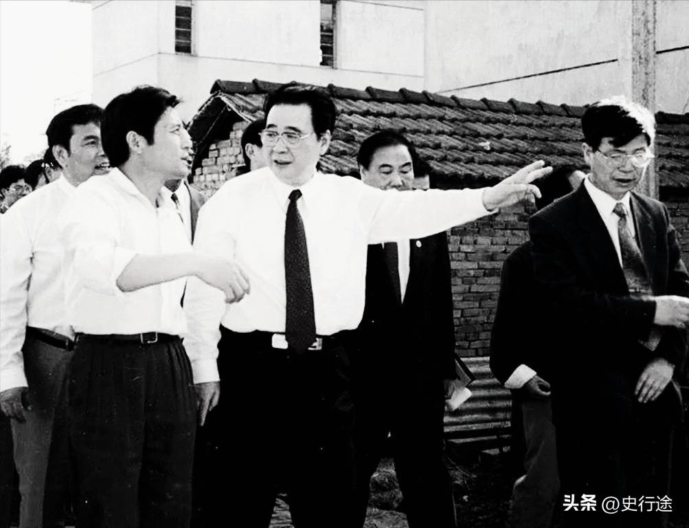 1994年5月19日下午，国务院总理李鹏与夫人朱琳，在江苏省委书记、省长陈焕友，