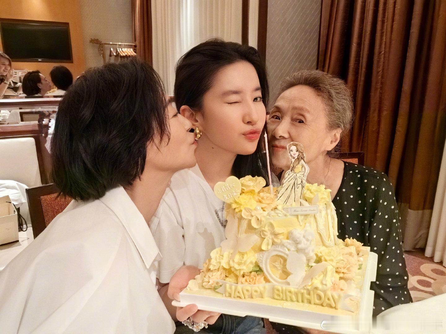 #到底是谁在替我见刘亦菲#刘亦菲的气质也太会拿捏我了吧，整个人都是非常美的，每次