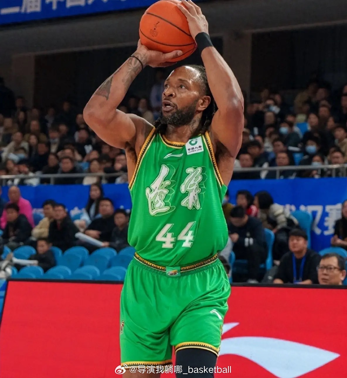 小龙归来，因膝伤缺席上一场比赛的外援威尔斯今晚将在对阵上海男篮的比赛中复出辽宁男